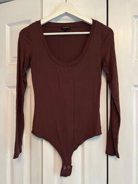 Dynamite Long Sleeve Scoop Neck Bodysuit in Burgundy/Brown